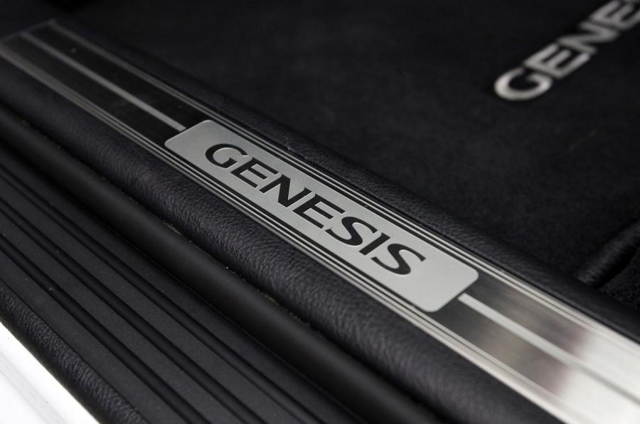  Hyundai Genesis Sedan 2011 года  (фото 16 из 39)